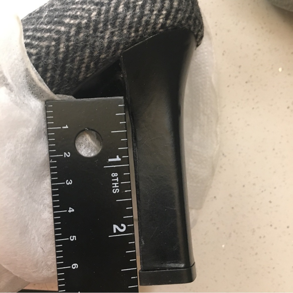 NWOT Burberry Black Striped Chevron Wool Heels - Picture 10 of 10